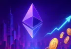 Neonfényben ragyogó Ethereum-logó lebeg egy futurisztikus, lila–kék cyberpunk város felett, háttérben fénylő növekedési nyíllal
