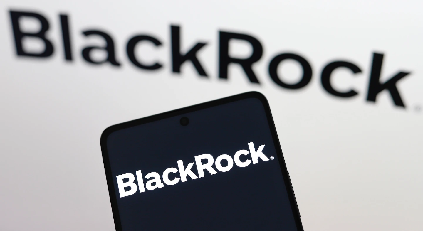 A kriptó új kedvenc pletykája: vajon a BlackRock és az XRP tényleg összebútorozott?